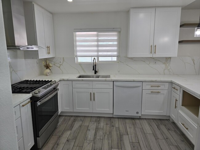 Building Photo - 15203 Avenida Ramada