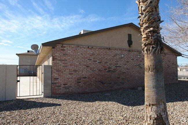 Byrd's Lovenest Apartaments - 4879 E Owens Ave