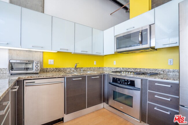 Foto del edificio - 645 W 9th St