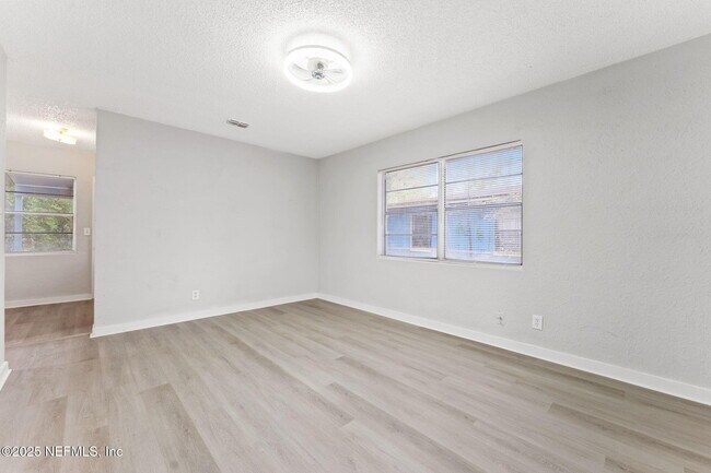 Foto del edificio - 1814 W 33rd St