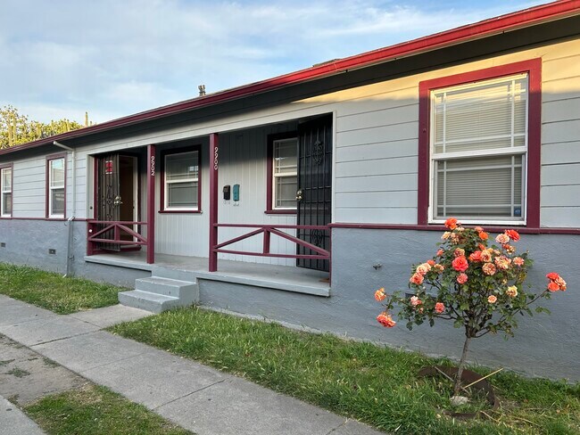 Foto del edificio - 9902 C St