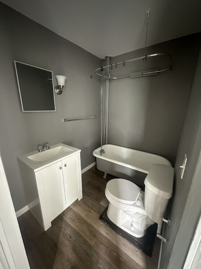 Building Photo - Beautiful 2-Bedroom located in Rochester NY!