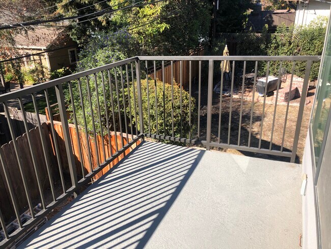 Private Patio Entrance - 318 Elwood St