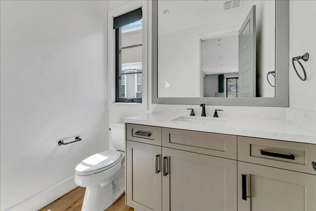 Building Photo - Beautiful Three Story Townhome!
