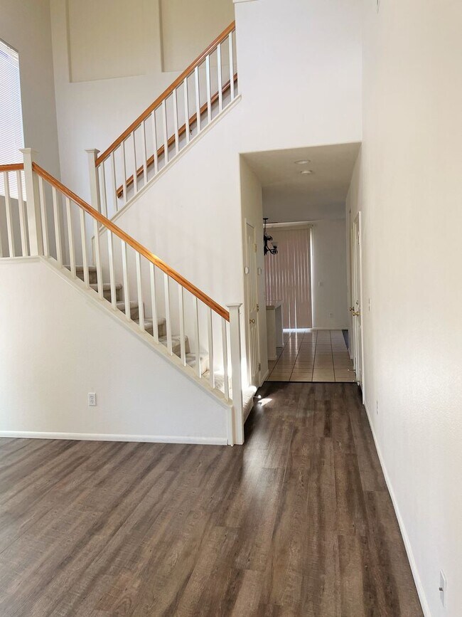 Foto del edificio - Cute 2 story home in Natomas, 2 master bed...