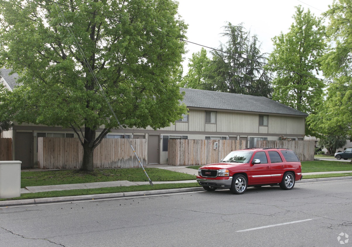 Primary Photo - Summit Apartments
