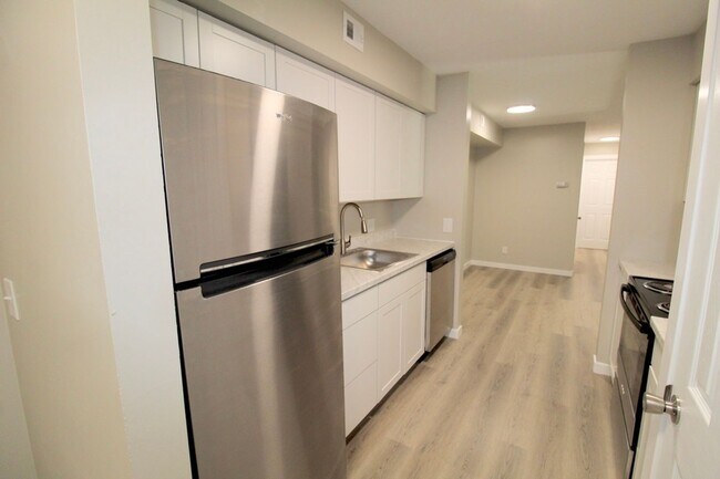 Foto del edificio - Stunning Fully Remodeled 3BR Condo at Madison Manor – Available This July!