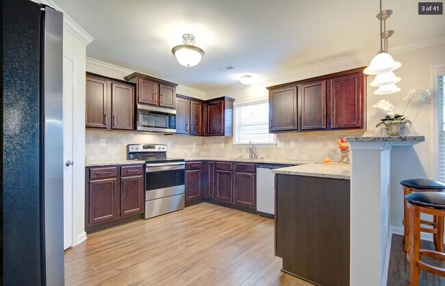 Building Photo - 103 Rainwood Dr SW