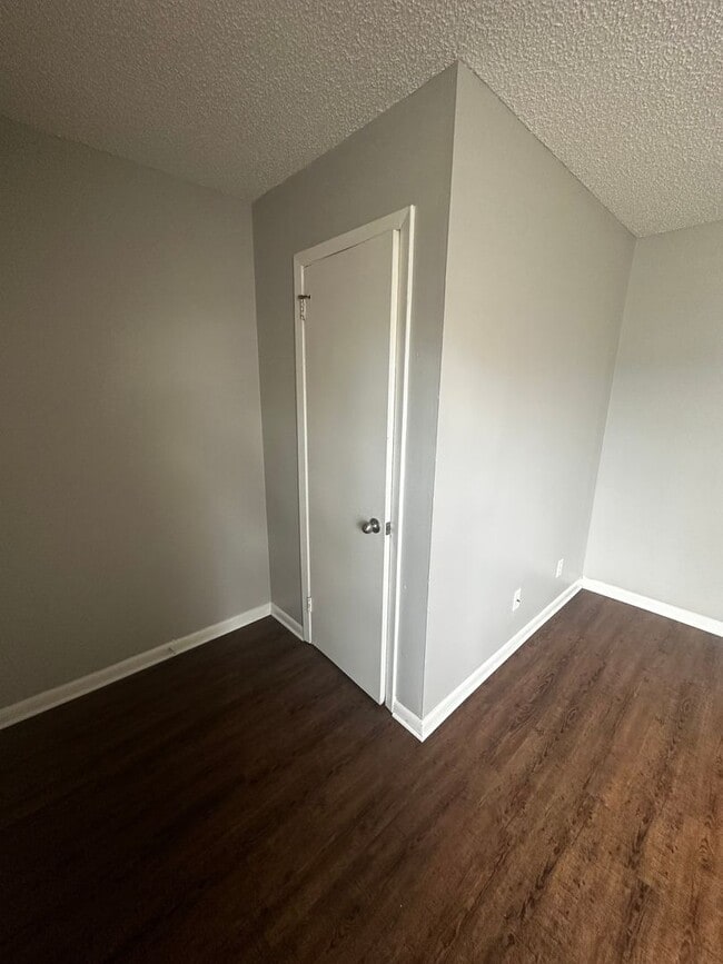 Building Photo - 2 Bedroom 1 Bath Apartment