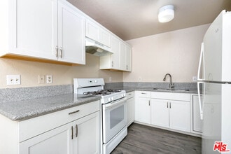 Building Photo - 550 E Ave H 14