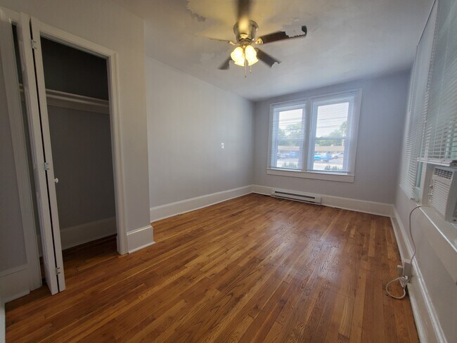 Building Photo - 1127 N Royal Ave
