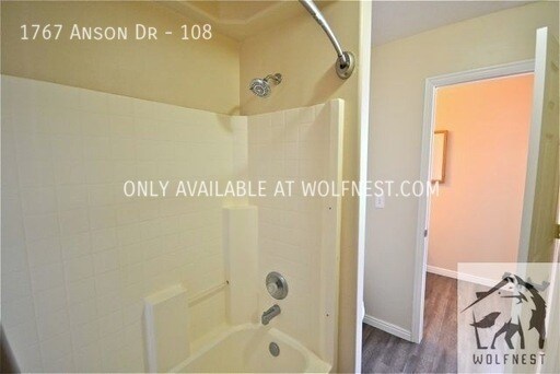 Building Photo - No Deposit Option! Stunning 3 Bedroom Tooe...
