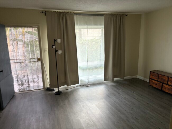 Foto del edificio - 1286 W 36th St