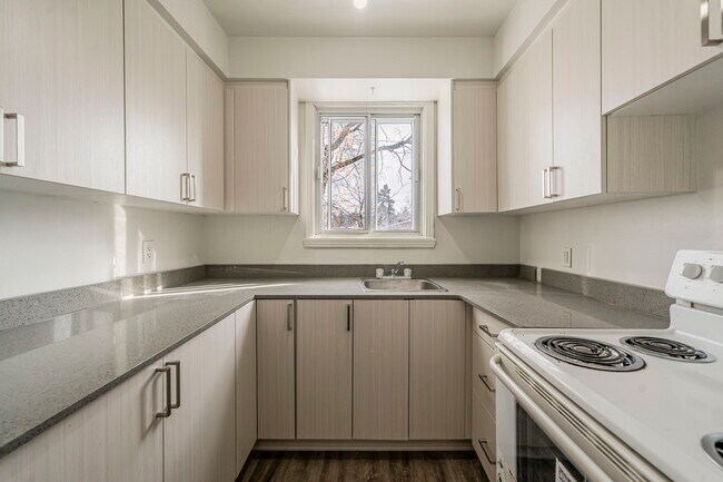 Building Photo - 3030 Av Linton