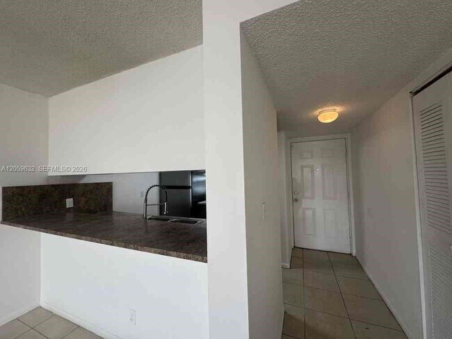 Foto del edificio - 8620 N Sherman Cir