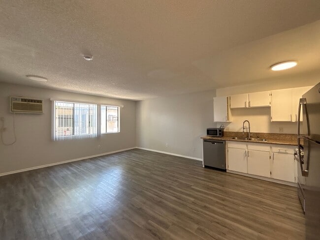 Interior Photo - 226 South Serrano