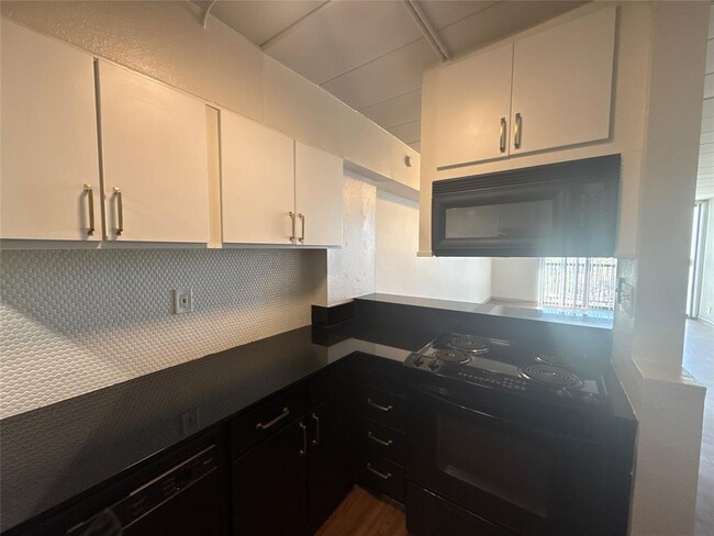 Building Photo - 5400 Memorial Dr