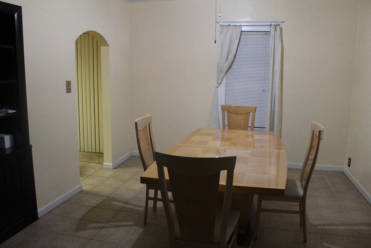 Primary Photo - 1132 Emerald Ave