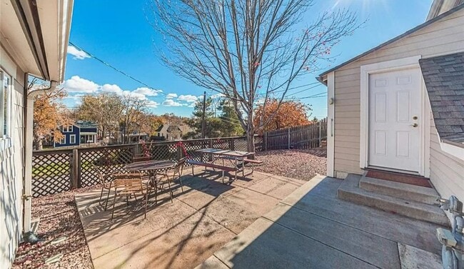 Building Photo - 227 Cheyenne Ave