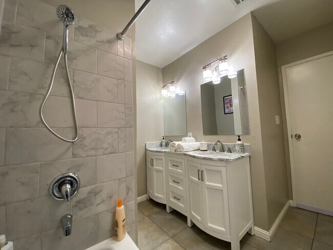 Baño: Bañera y ducha con lavabo doble. - 400 Daffodil Dr