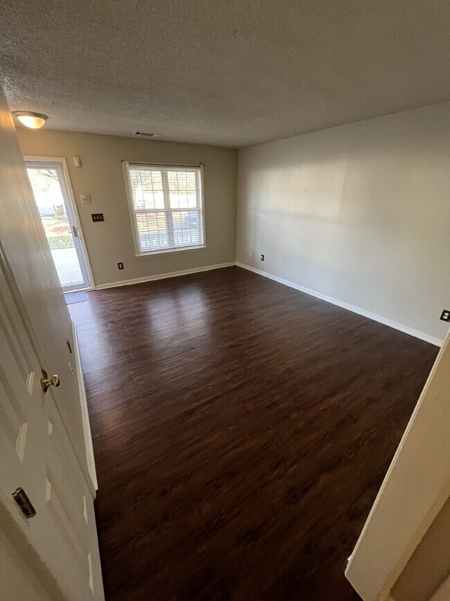 Foto del edificio - "Charming 2-Bed, 2-Bath Retreat in High Point's Peaceful Ambassador Court!"