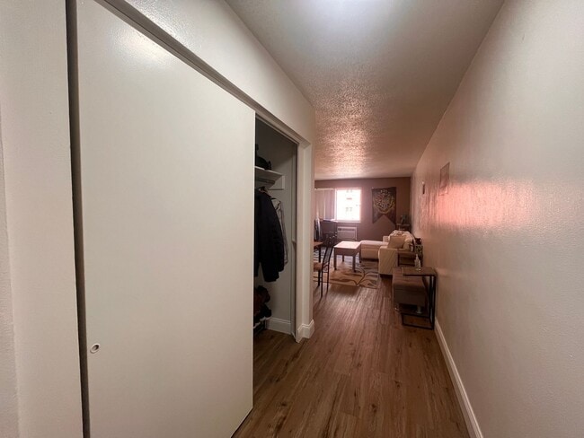 Building Photo - Downtown Furnished One-Bedroom Unit!