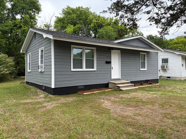 Building Photo - Newly Renovated Home on Baker St