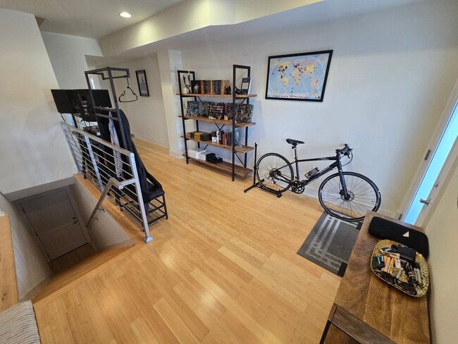 Immediate hosting room with lots of customibility - 1013 V St NW