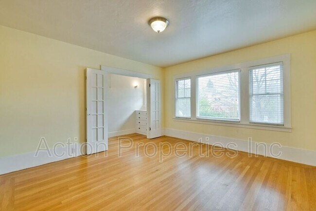 Foto del edificio - 243 Everett Ave