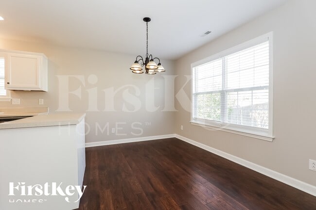 Building Photo - 2260 Dewey Dr