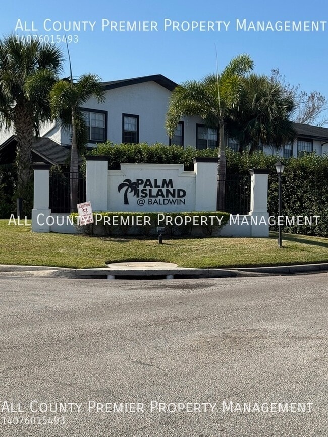 Building Photo - PENDING APPLICATION! Nice 2 Bedroom, 1.5 B...
