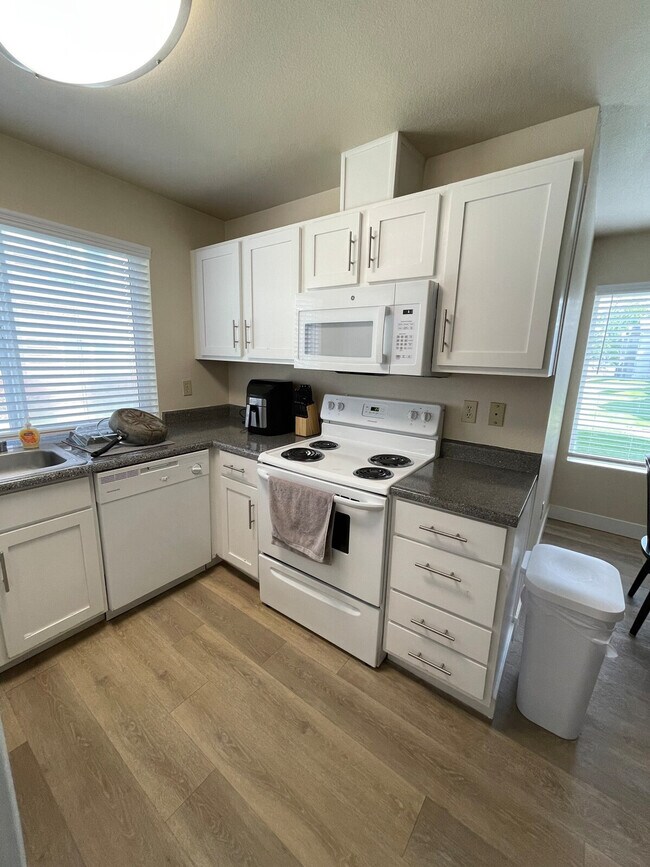 Building Photo - 604 N Columbia Center Blvd