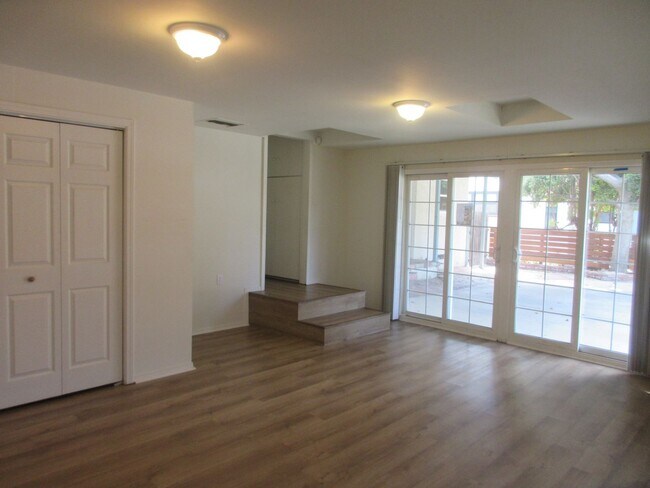 Foto del edificio - Reduced price on this lovely 3 bedroom Lake Balboa home on McLennan Avenue