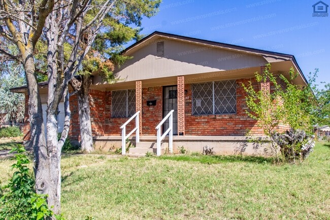 Building Photo - 717 SW Ranch Oak Blvd