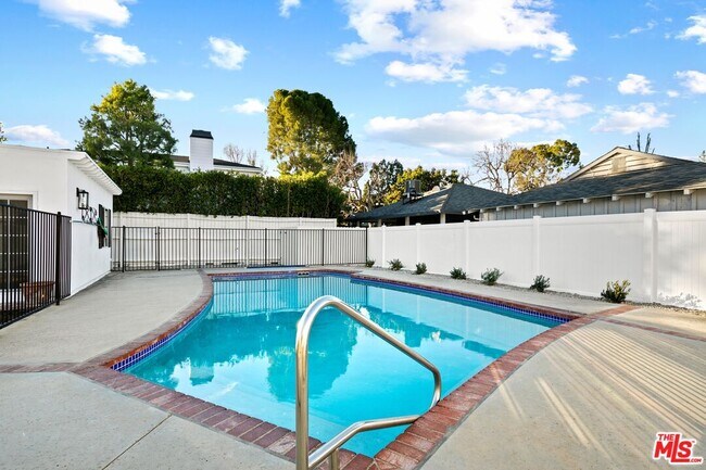 Building Photo - 4837 Densmore Ave