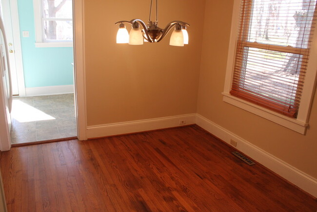 Building Photo - 733 Ideal Dr SE