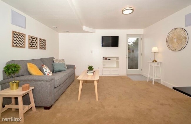 Foto del edificio - 2 br, 1 bath Apartment - 2225 E 9800 S