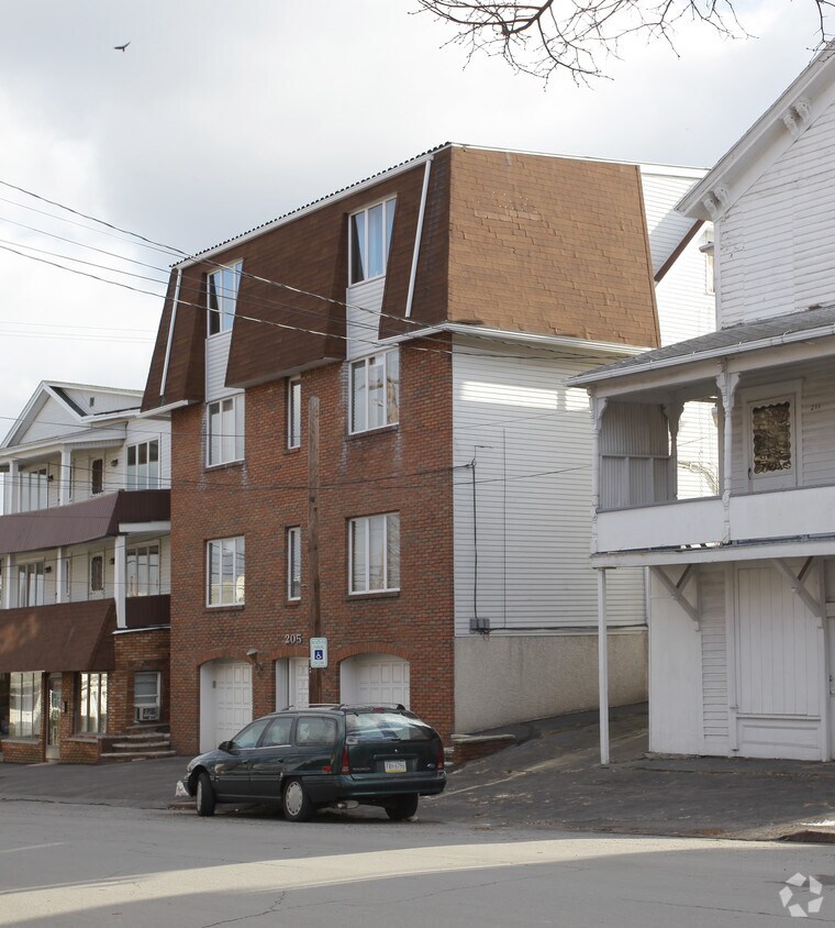 Building Photo - 205 S Webster Ave