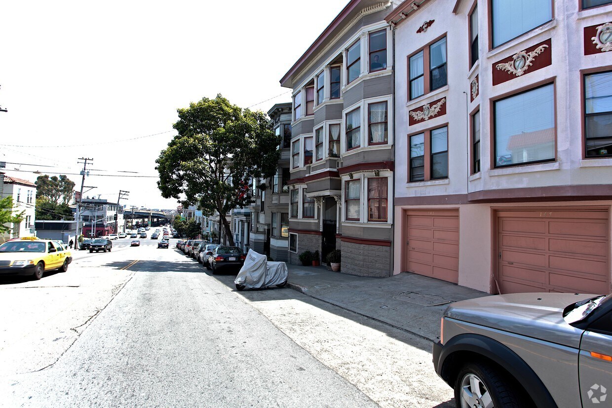 Building Photo - 137-141 Duboce Ave