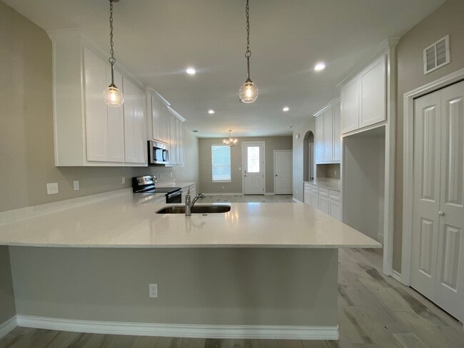 Building Photo - DFB966