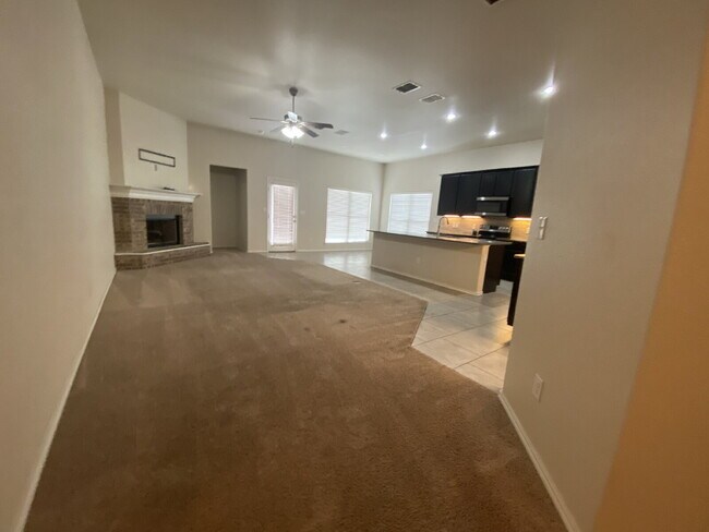 Foto del edificio - 4 bedroom, 2 bath in Quincy Park!