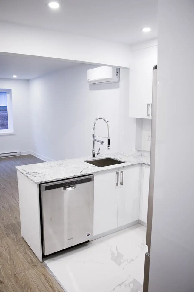 Building Photo - 4820 De La Côte-Sainte-Catherine