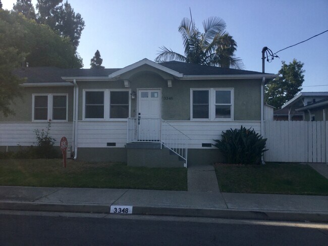 Puerta principal - 3348 Helms Ave