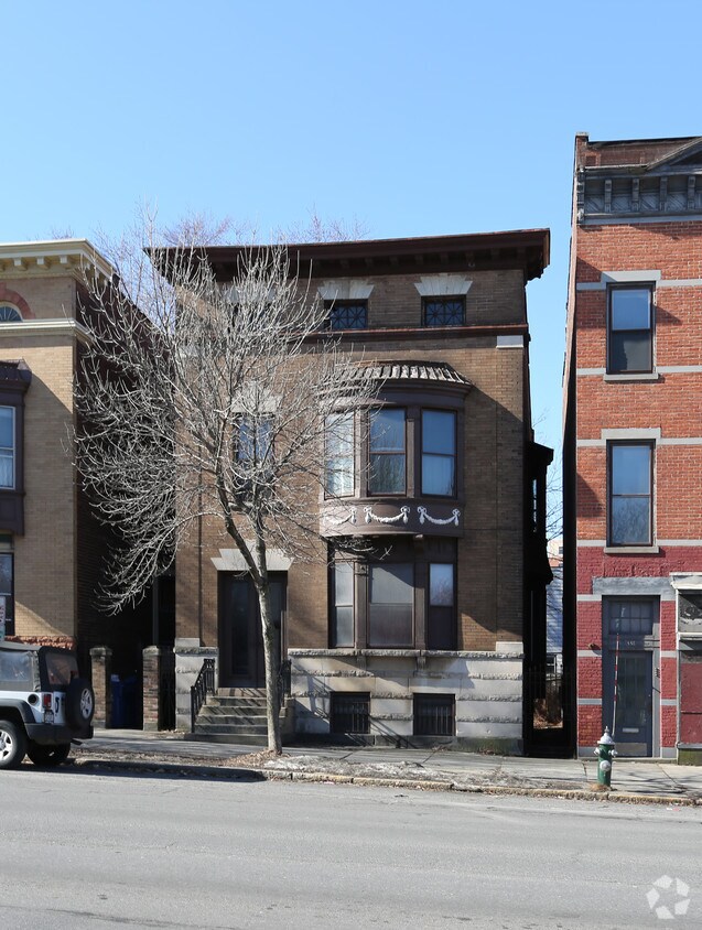 Primary Photo - 552 Madison Ave