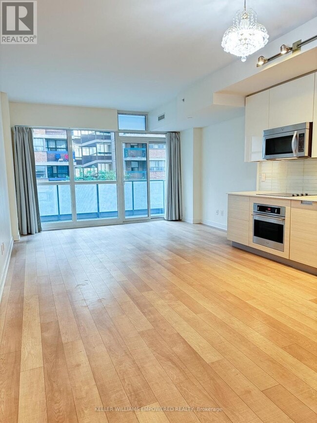 Building Photo - 210 Simcoe St