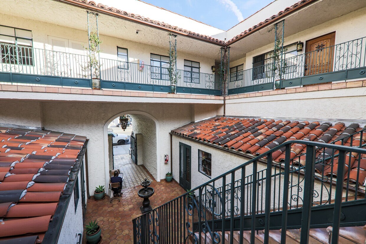 Foto principal - 135 South La Brea Avenue, Unit 6