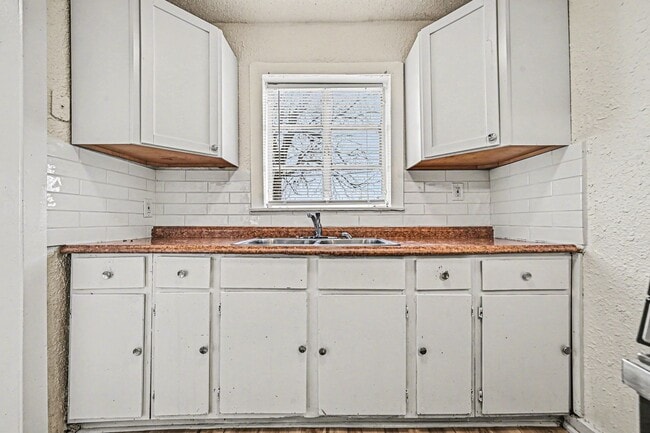 Building Photo - Beautiful 2 Bedroom 1 Bathroom in Kansas City!