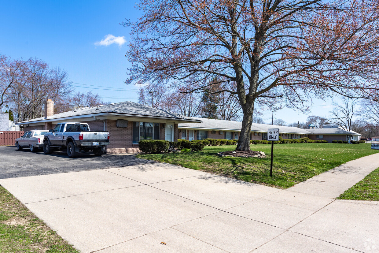 Primary Photo - 3850-3882 W Walton Blvd