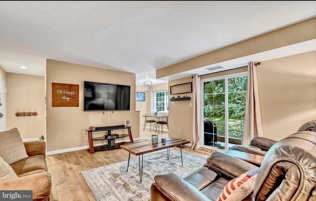 Building Photo - 1543 Colonial Dr