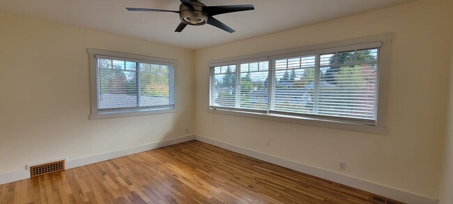 Building Photo - Beautiful Bed 4, Bath 2.5, home!